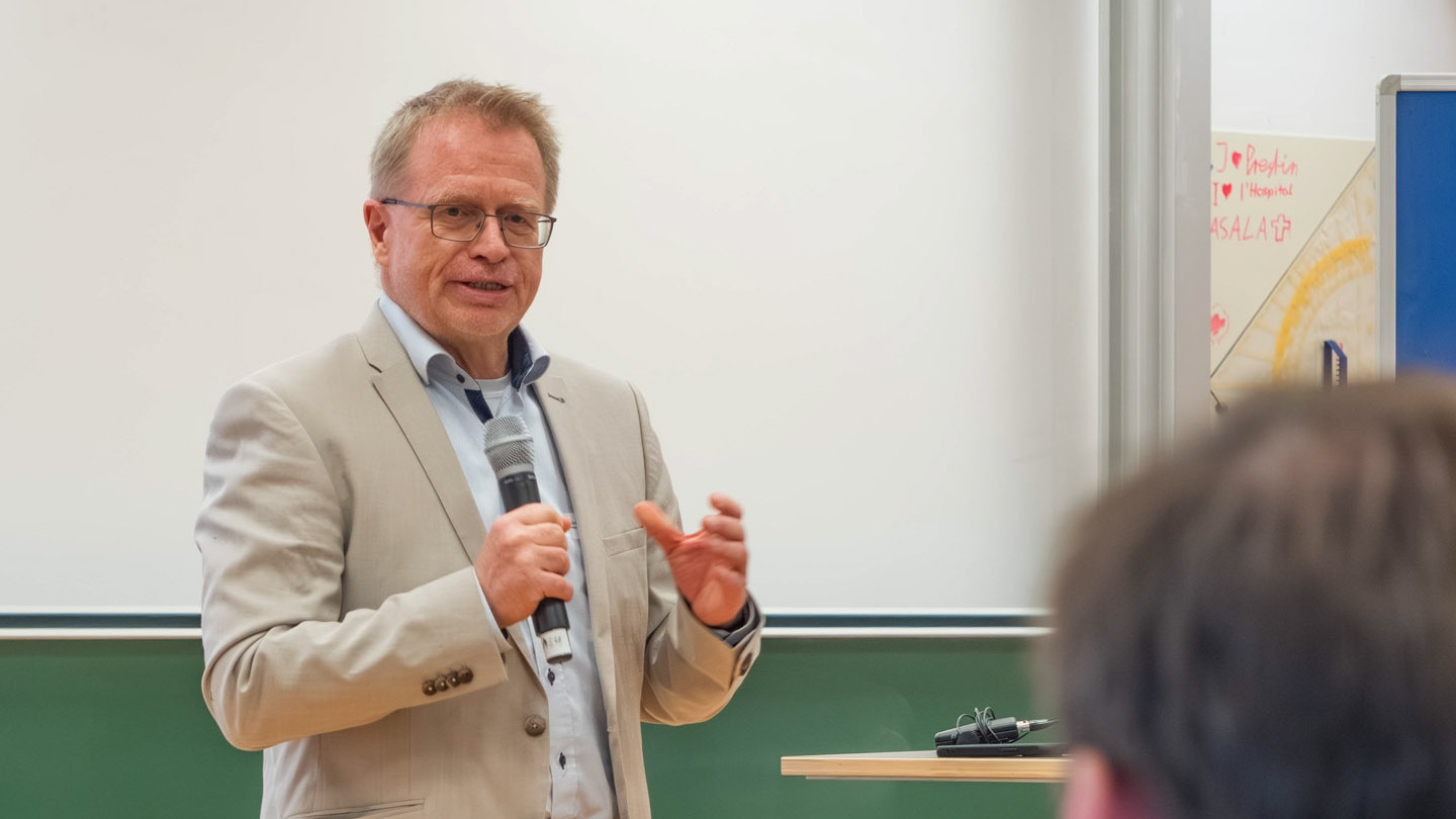 Ein Mann spricht in ein Mikrofon